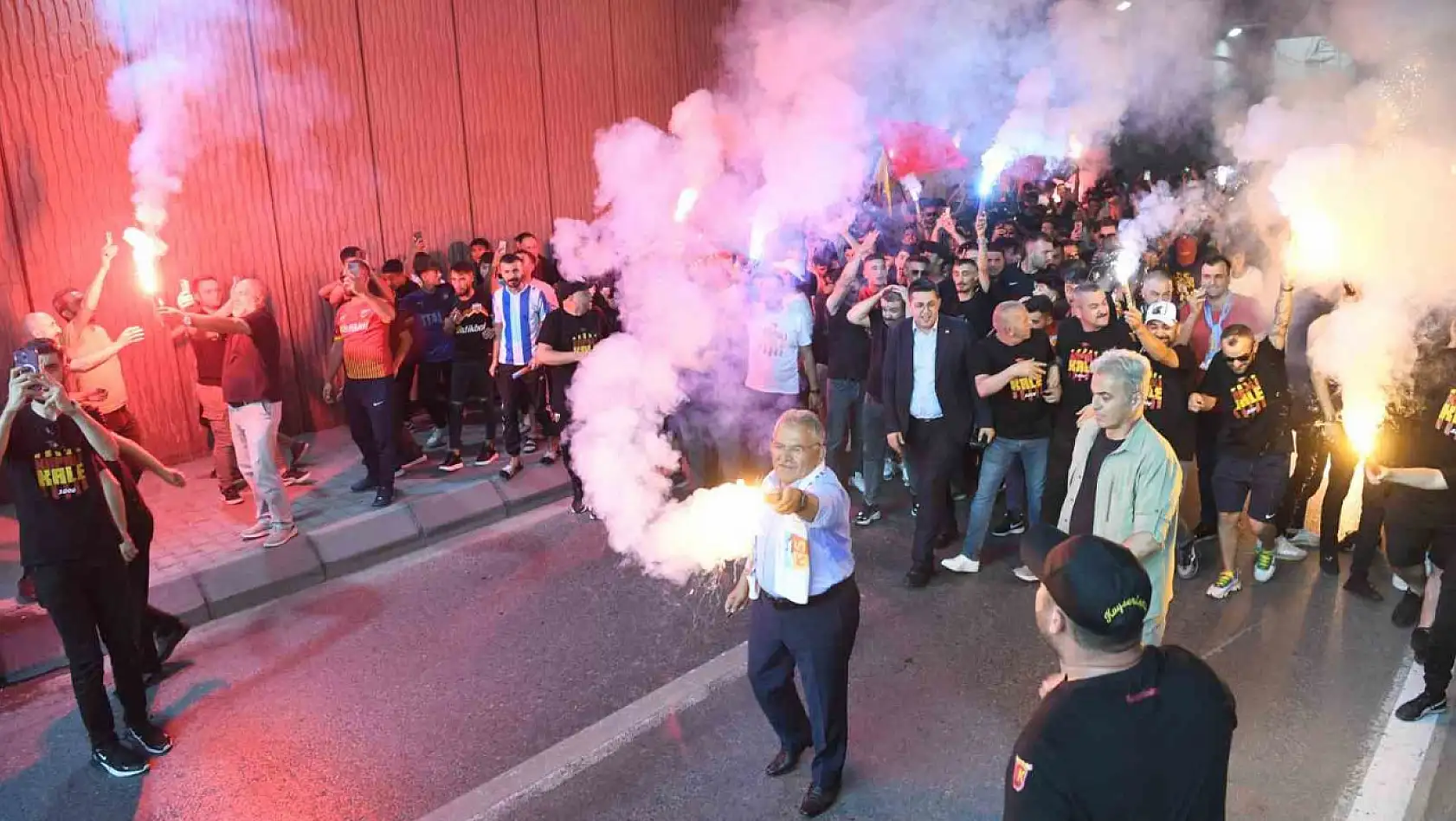 Başkan Büyükkılıç'tan yeni sezonda Kayserispor'a tam destek