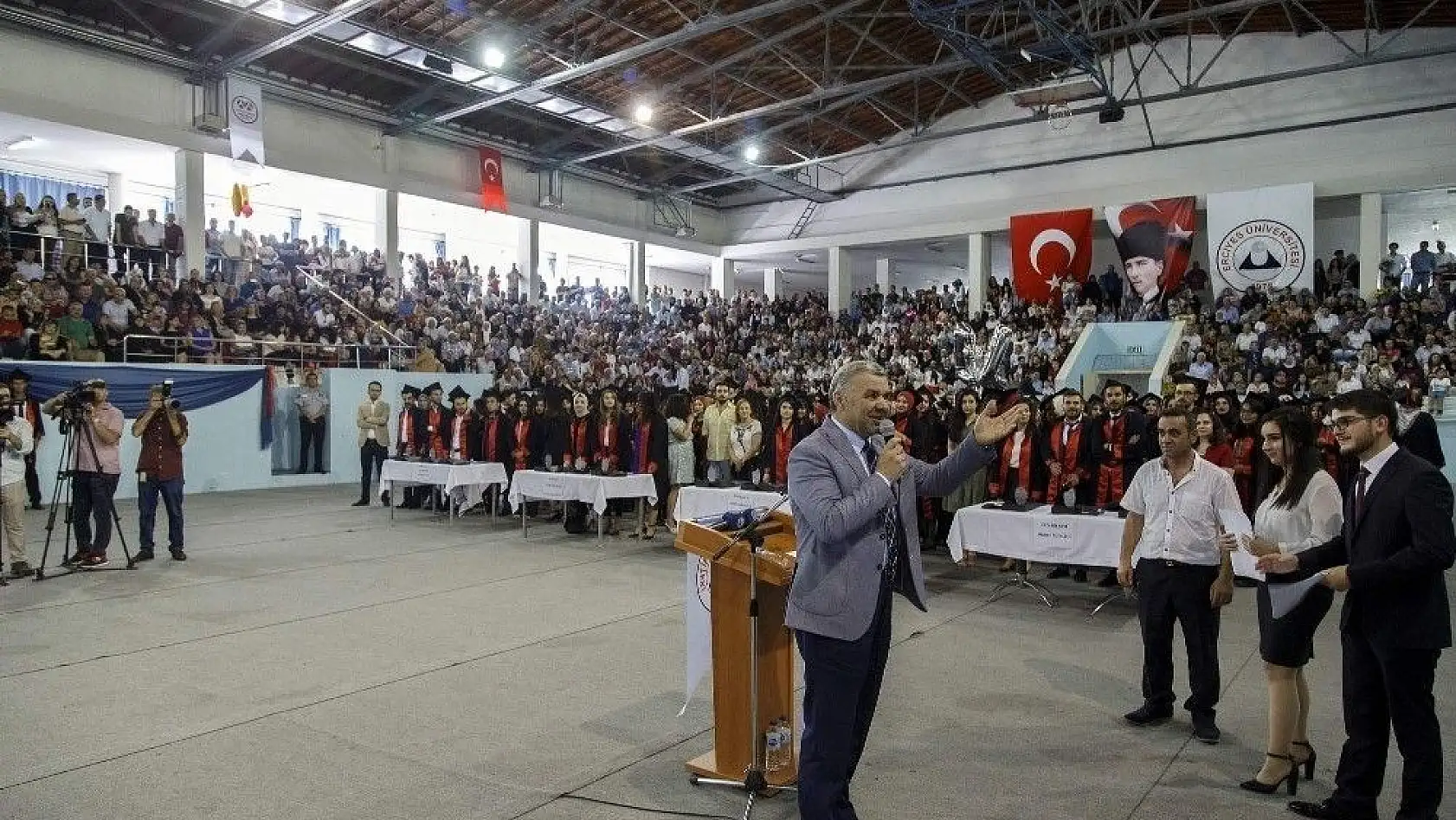 Başkan Çelik, ERÜ Eğitim Fakültesi'nin mezuniyet törenine katıldı