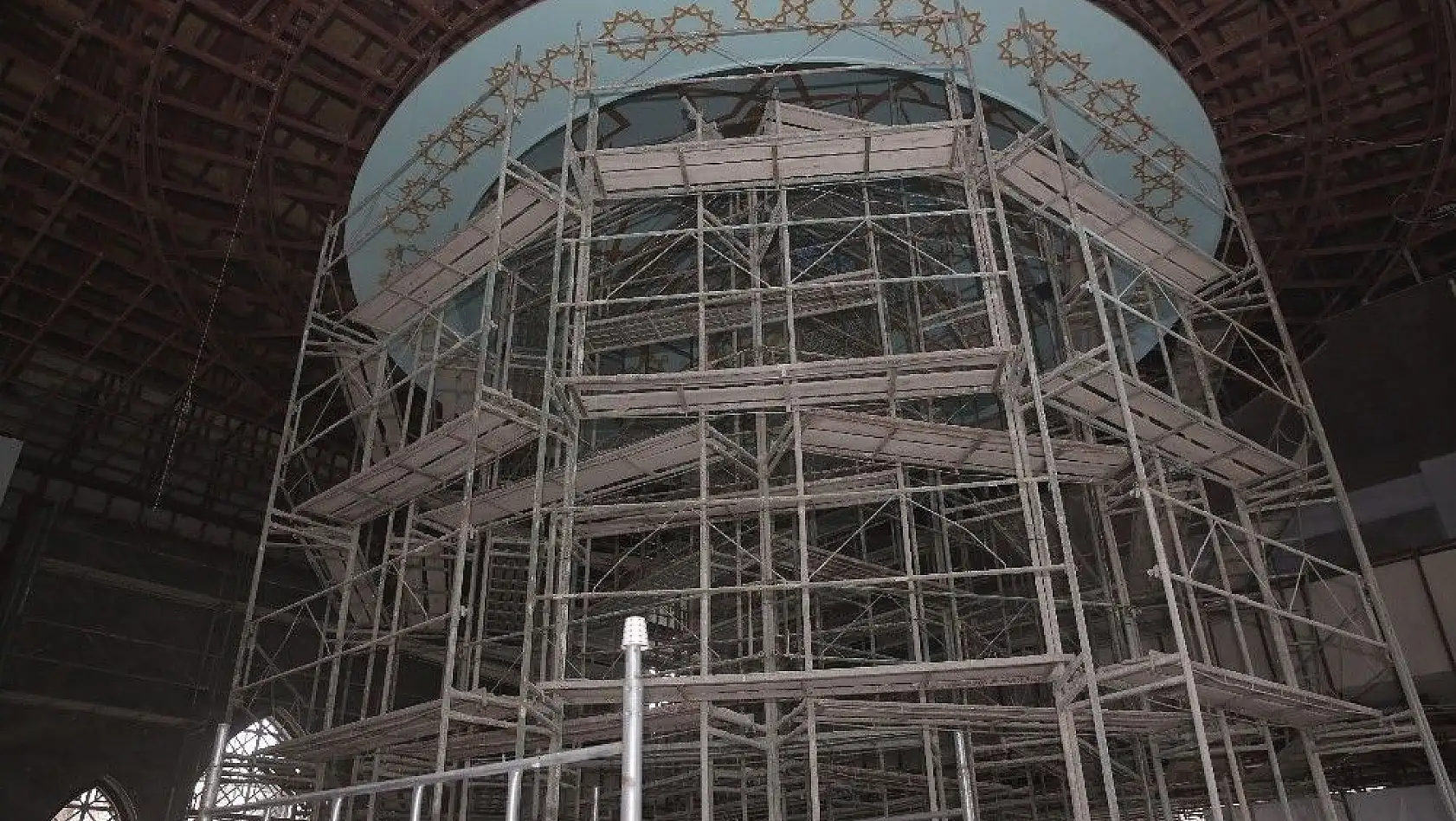 Başkan Çelik Şehir Mezarlığındaki cami çalışmalarını inceledi
