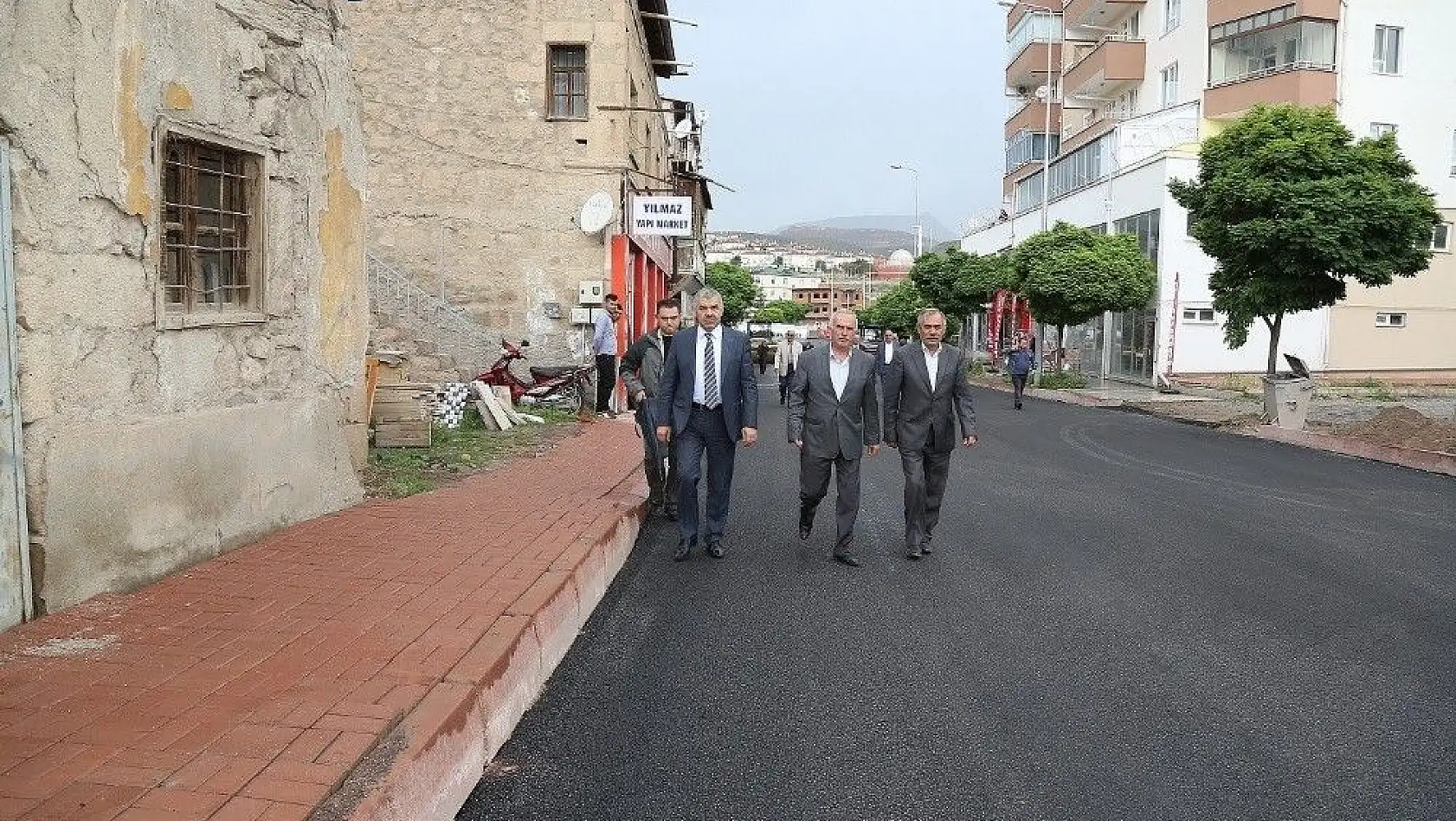Başkan Çelik, Yeşilhisar'da asfaltlama çalışmalarına katıldı
