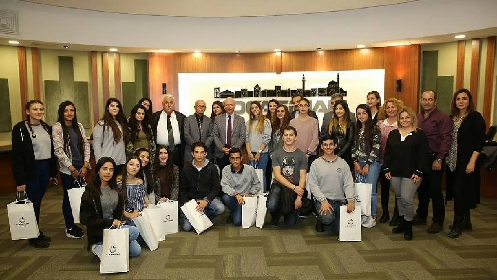 Başkan Çolakbayrakdar, Kıbrıslı öğrenci ve öğretmenleri misafir etti