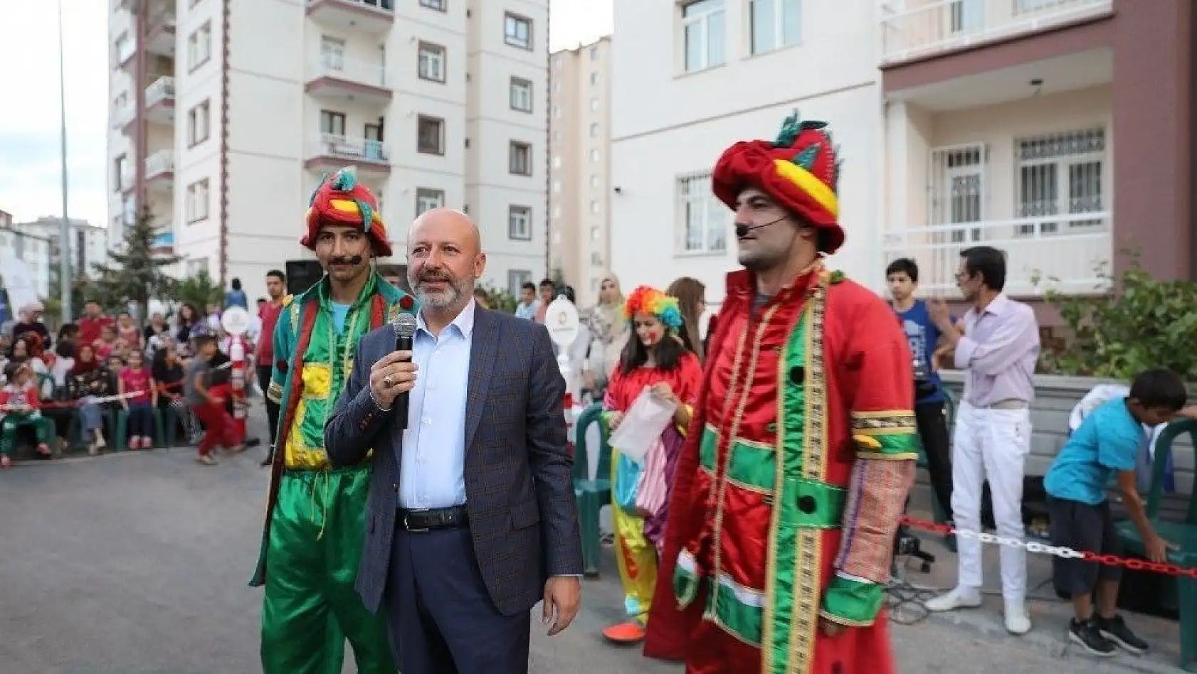 Başkan Çolakbayrakdar Sokak Oyunları Şenliklerine katıldı
