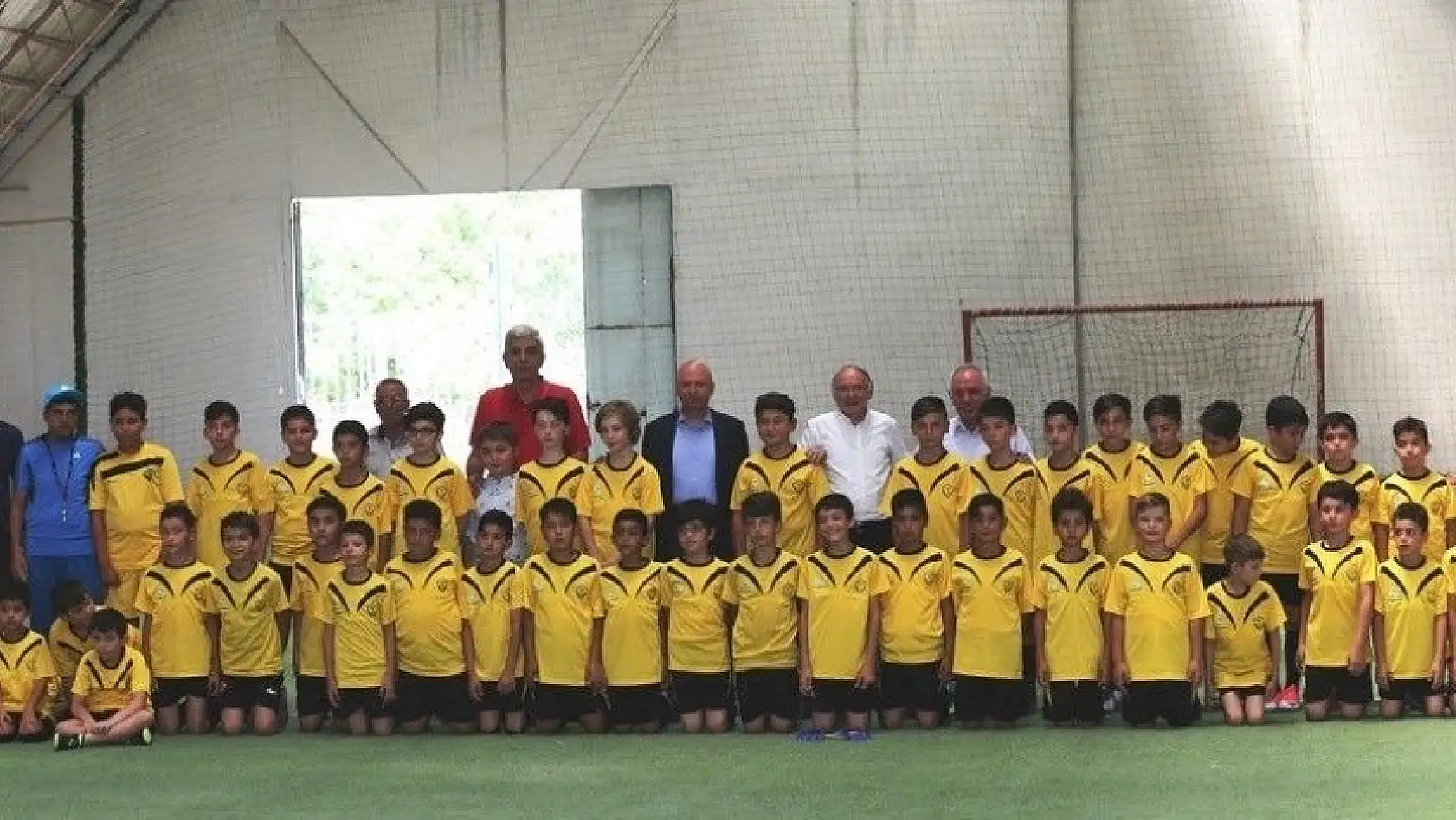 Başkan Çolakbayrakdar yaz kurslarına gelen çocukları ziyaret etti