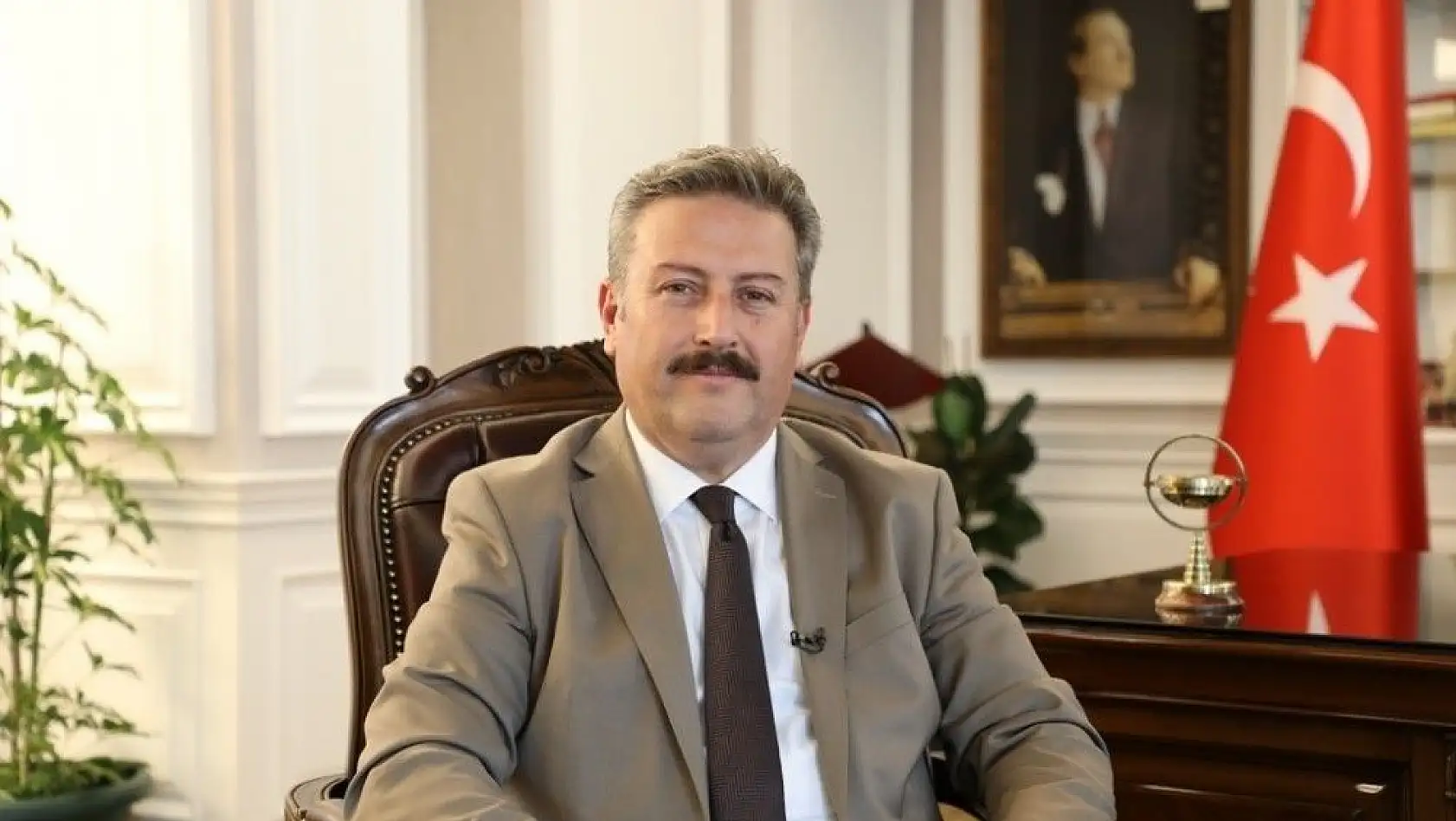Başkan Dr. Mustafa Palancıoğlu altın ve gümüş madalya kazanan sporcuları tebrik etti
