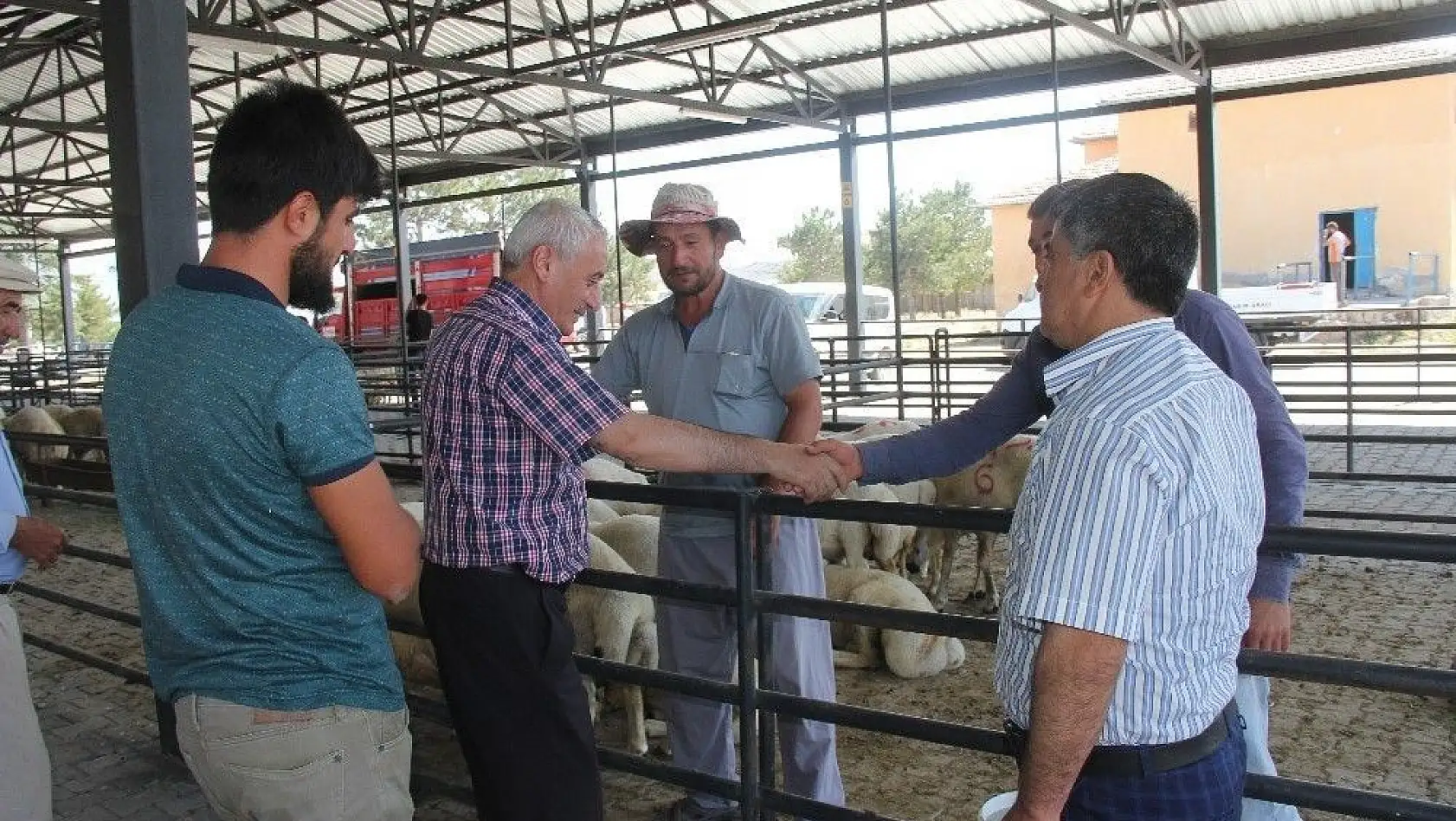 Başkan Karayol Hayvan Pazarını ziyaret etti
