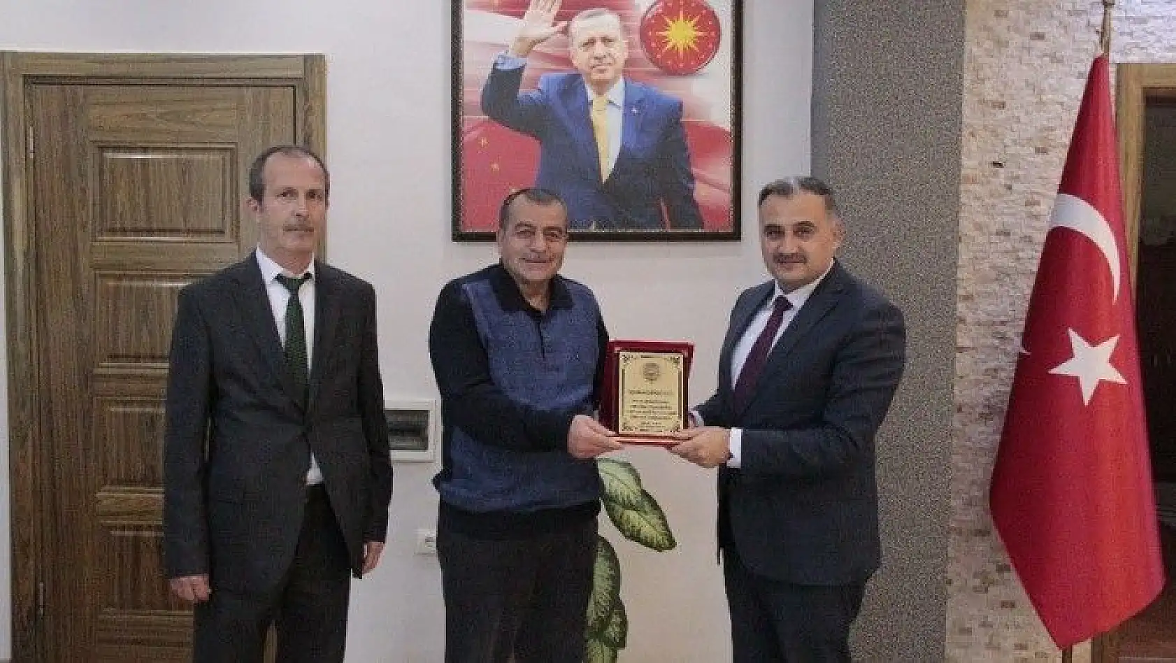 Başkan Mehmet Cabbar'dan emekli olan zabıta personeline teşekkür plaketi