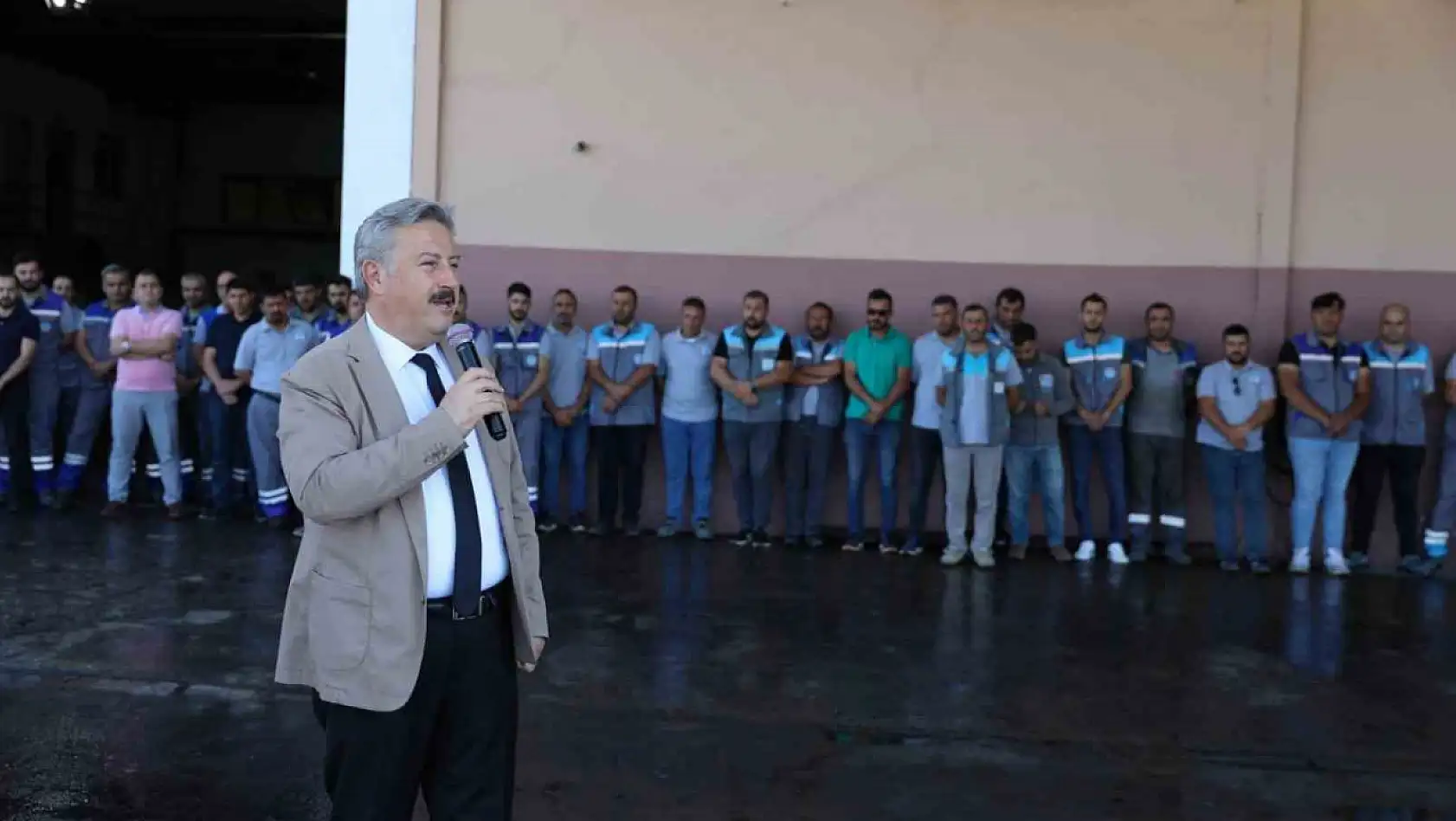 Başkan Palancıoğlu belediye çalışanlarıyla bayramlaştı!