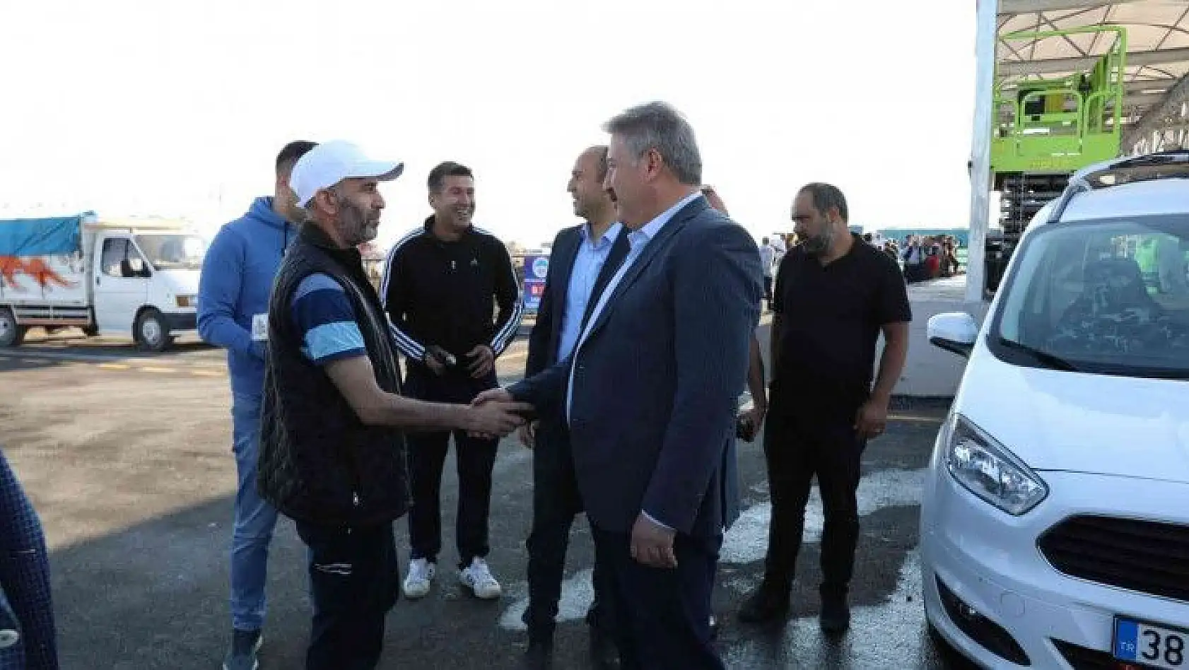 Başkan Palancıoğlu kurban pazarındaki vatandaşlarla bayramlaştı