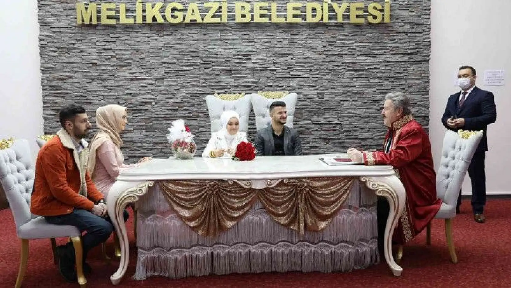 Başkan Palancıoğlu'ndan çiftlere çifte sürpriz
