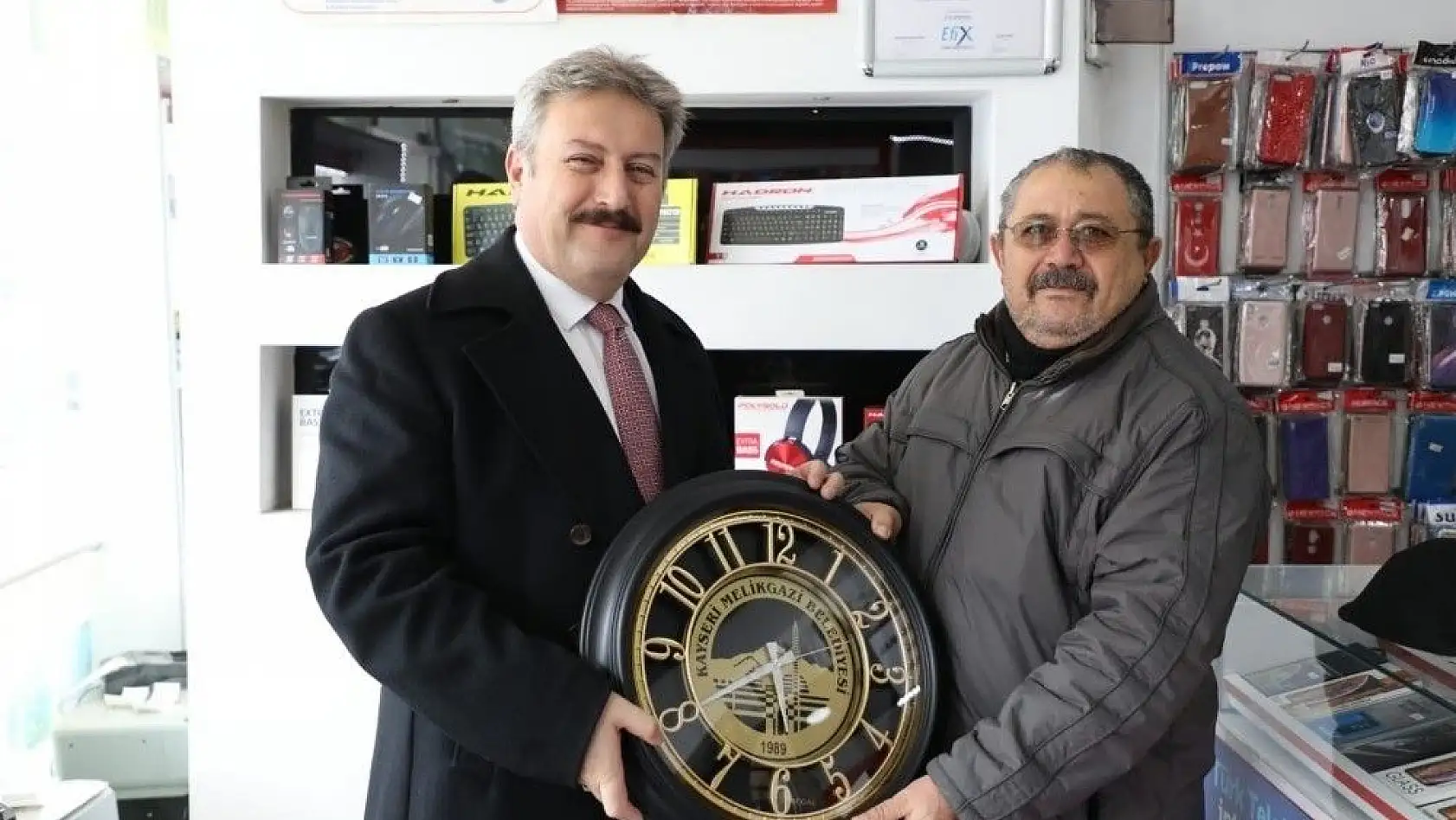 Başkan Palancıoğlu yeni esnafa iş yerinde ruhsat verdi
