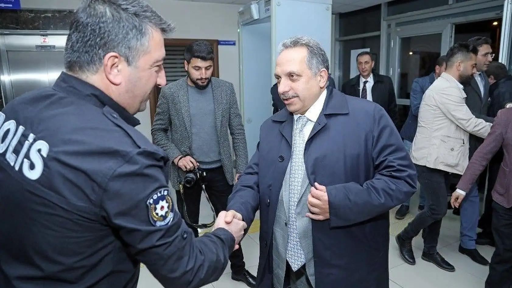 Başkan Yalçın'dan nöbetteki polislere ziyaret