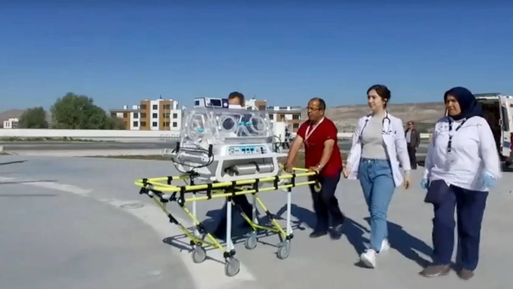 Böbrek yetmezliği olan bebek hava ambulansı ile Kayseri'ye getirildi