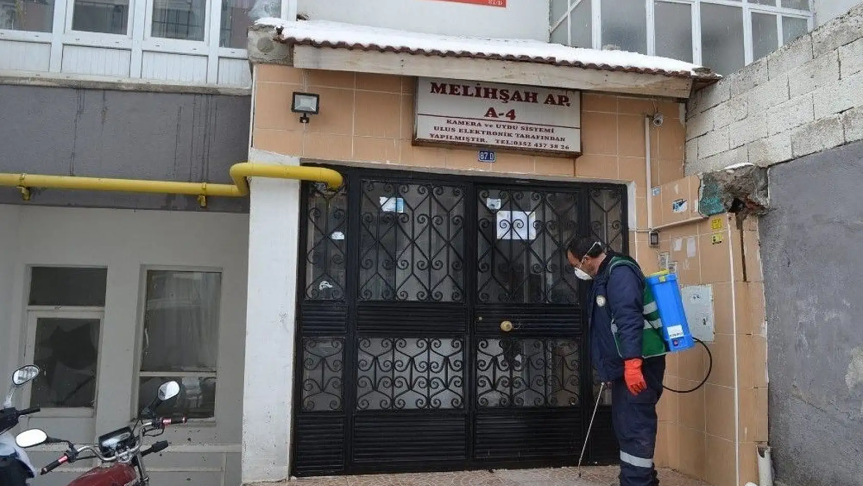 Bünyan Belediyesi apartmanları dezenfekte ediyor