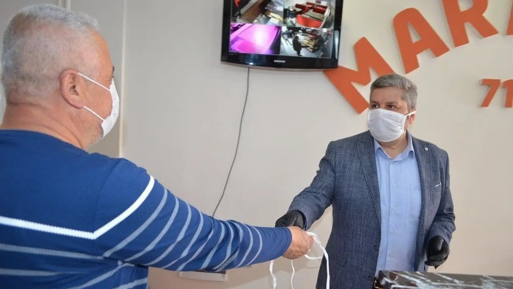 Bünyan Belediyesi esnaflara ücretsiz maske dağıtıyor