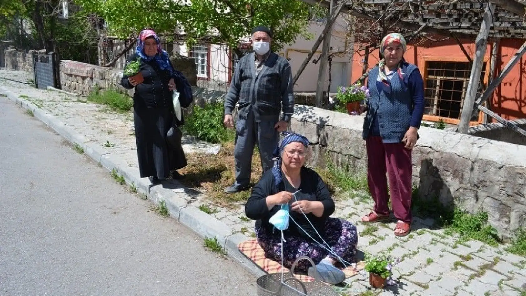 Bünyan'da annelere çiçekli karşılama