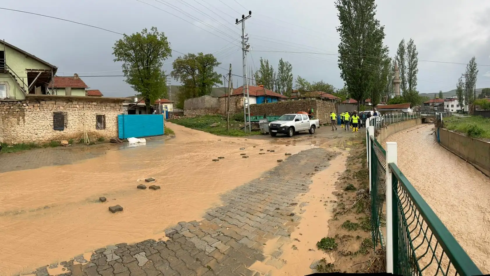 Bünyan'ın 3 mahallesindeki su taşkına belediye ekipleri müdahale etti!
