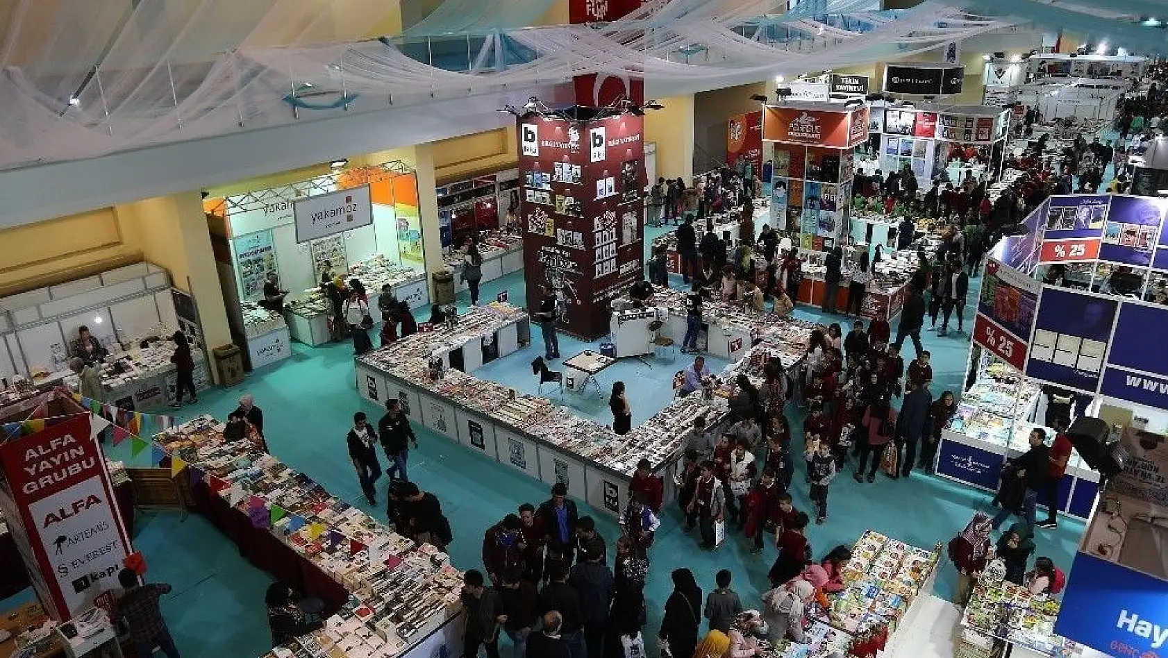 Büyükşehir Belediyesi'nin düzenlediği 1. Kayseri Kitap Fuarı birbirinden ünlü yazarların katılımıyla devam ediyor

