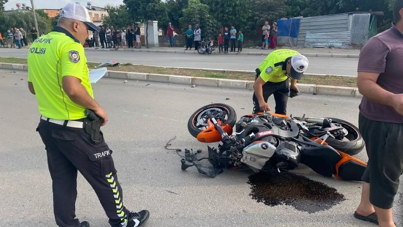 Ceyhan'da motosiklet minibüse çarptı: 2 kişi öldü
