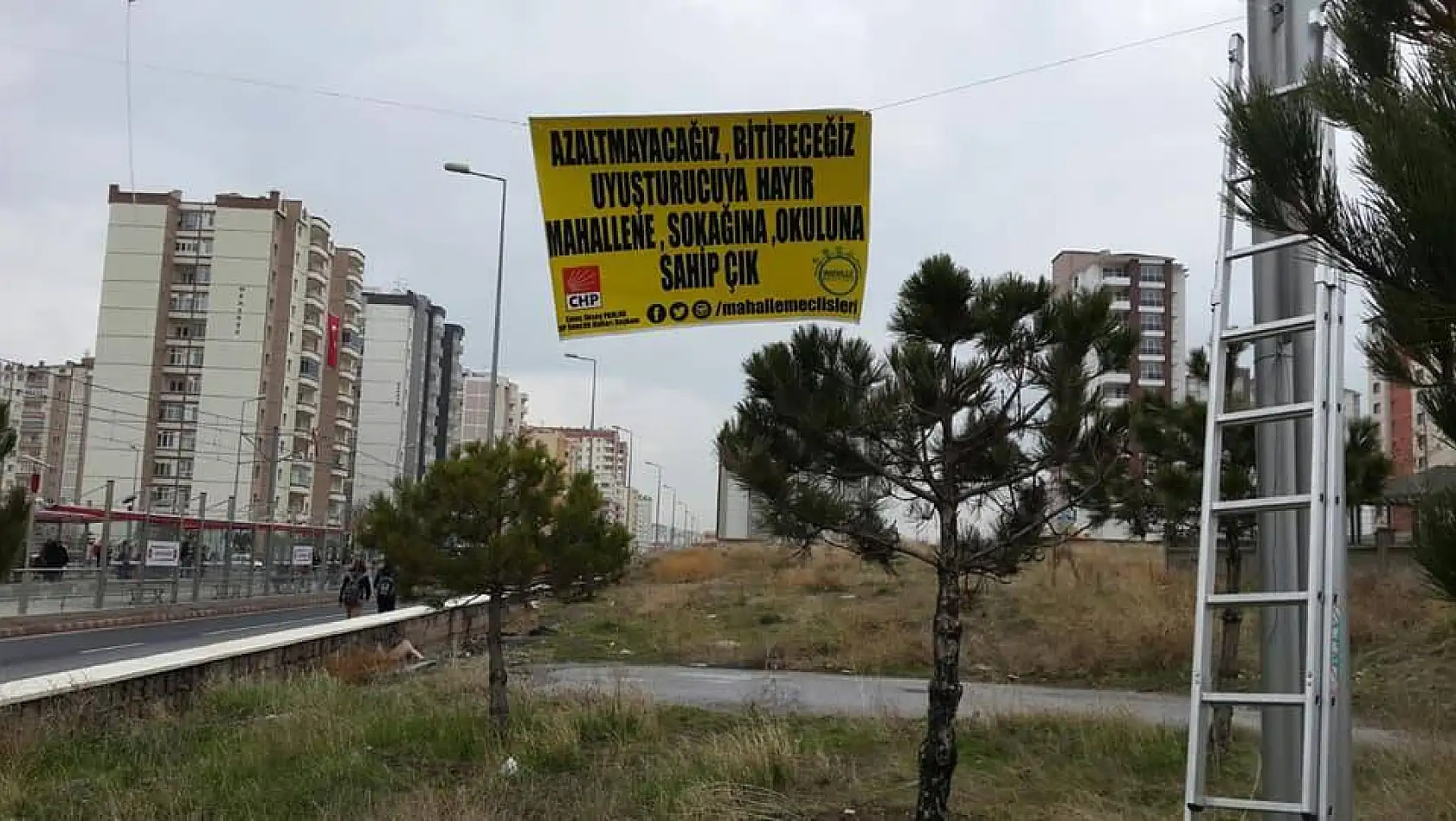 CHP'li Gençlerden 'Uyuşturucuya hayır, mahallene, sokağına, okuluna sahip çık' afişleri