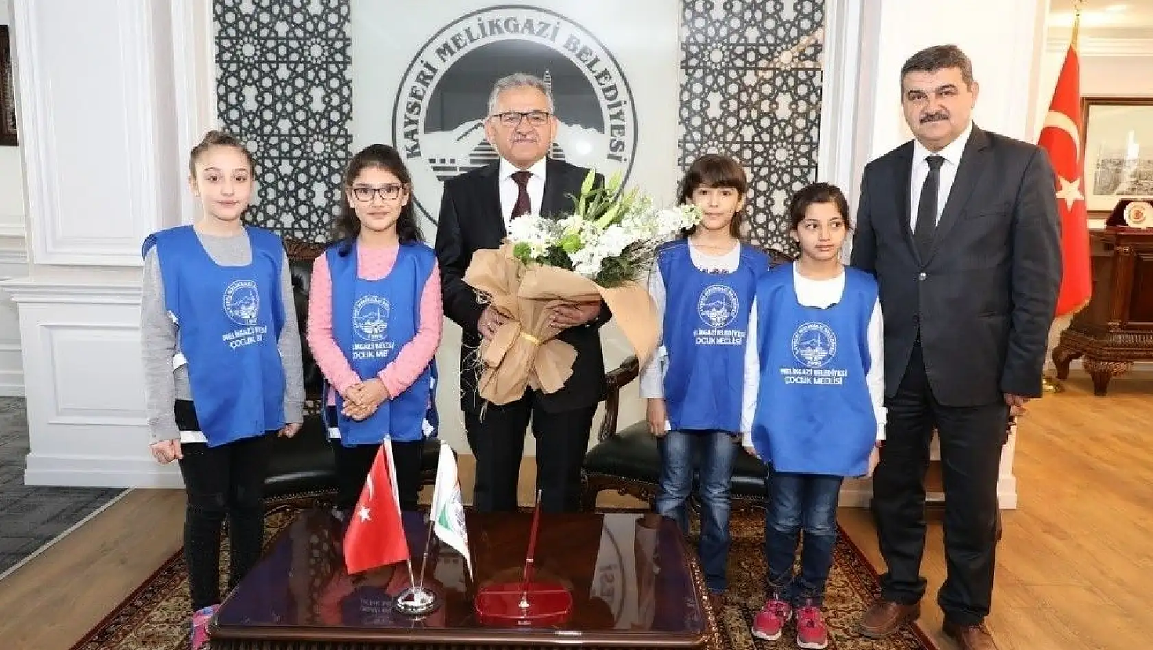 Çocuk Meclisi Üyeleri Başkan Dr.Memduh Büyükkılıç'ın 14 Mart Tıp Bayramı'nı Kutladı