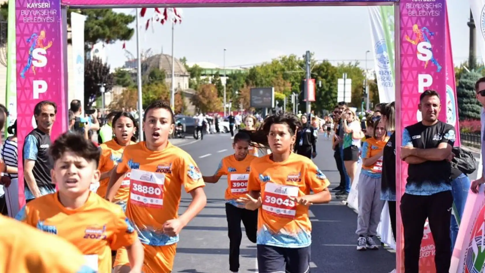 Çocuklar maratonda ter döktü