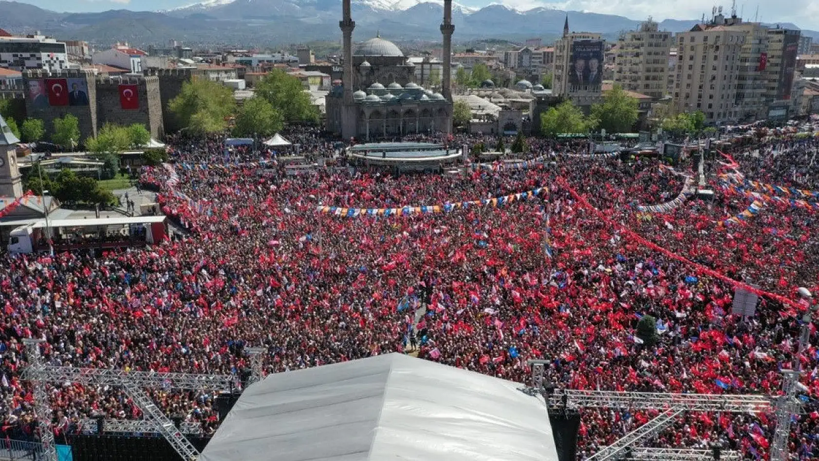 Ak Parti Kayseri mitingi havadan böyle görüntülendi