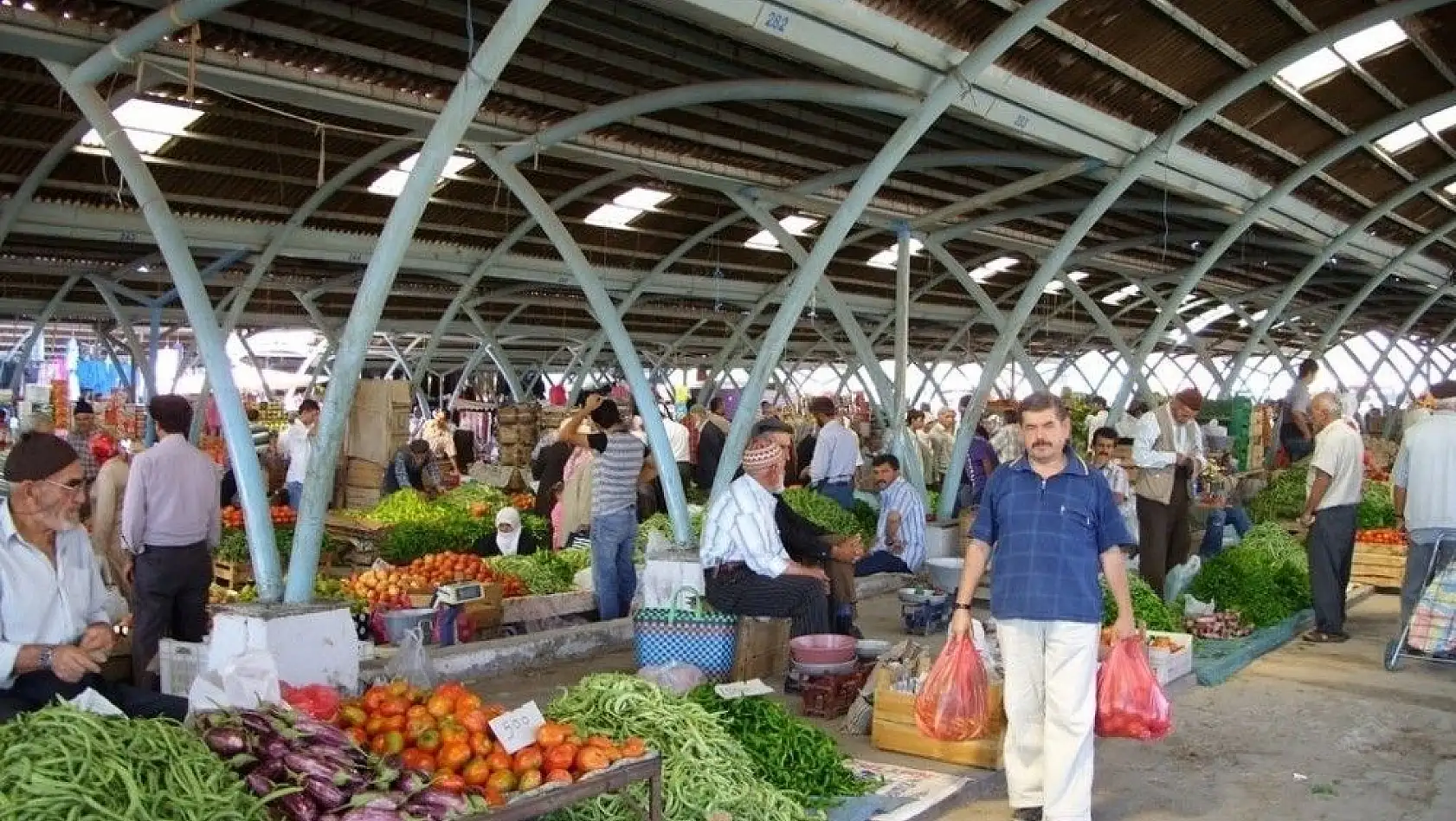 Develi'de sebze ve meyve pazarı devam edecek
