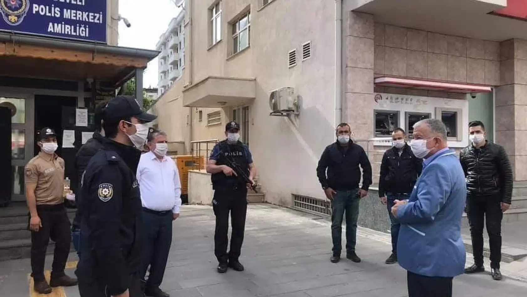 Develi Kaymakamı Murat Duru emniyet ve jandarma personelinin bayranını kutladı
