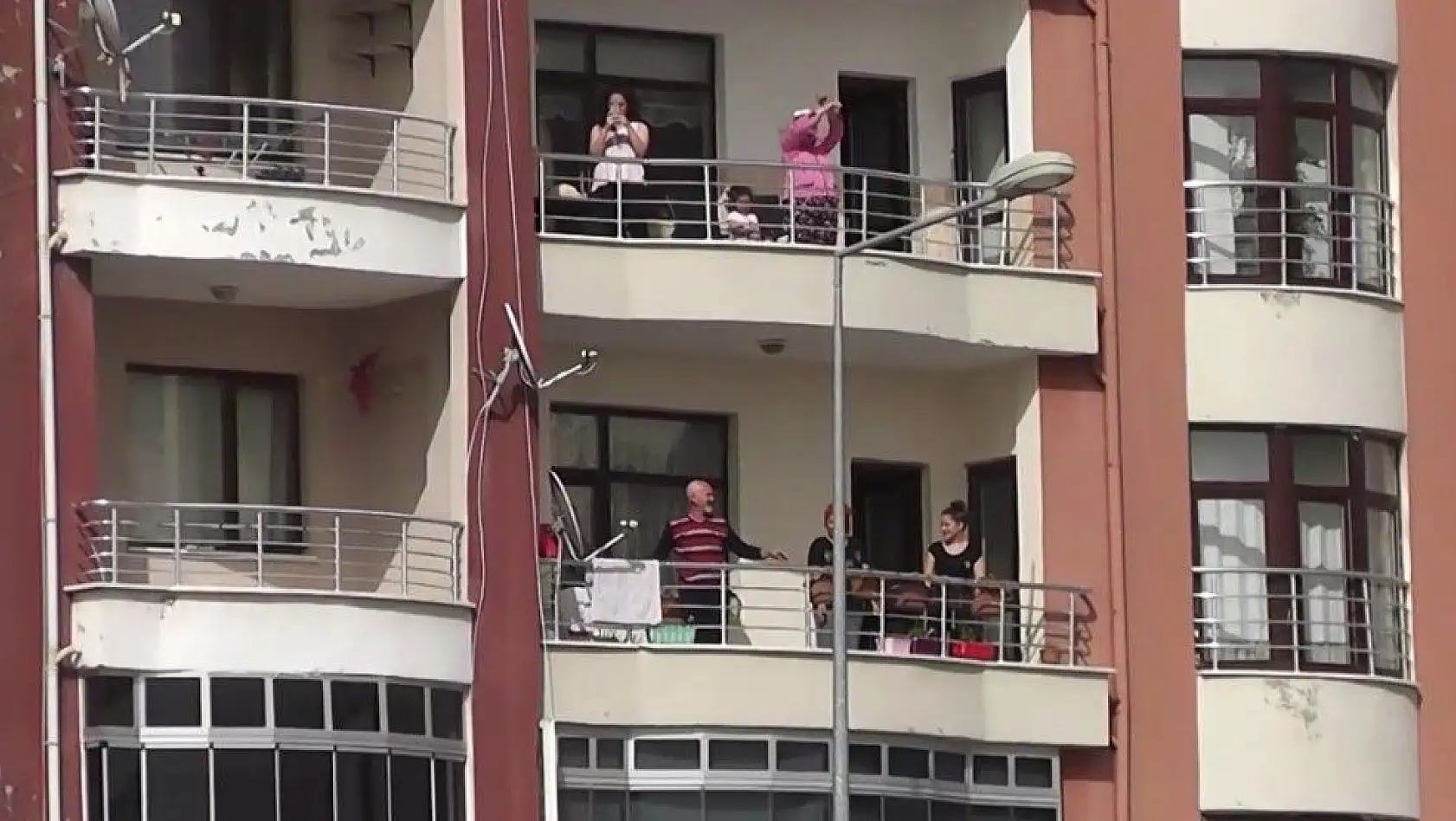 Develililer balkonlardan müziğe eşlik ederek spor yaptı
