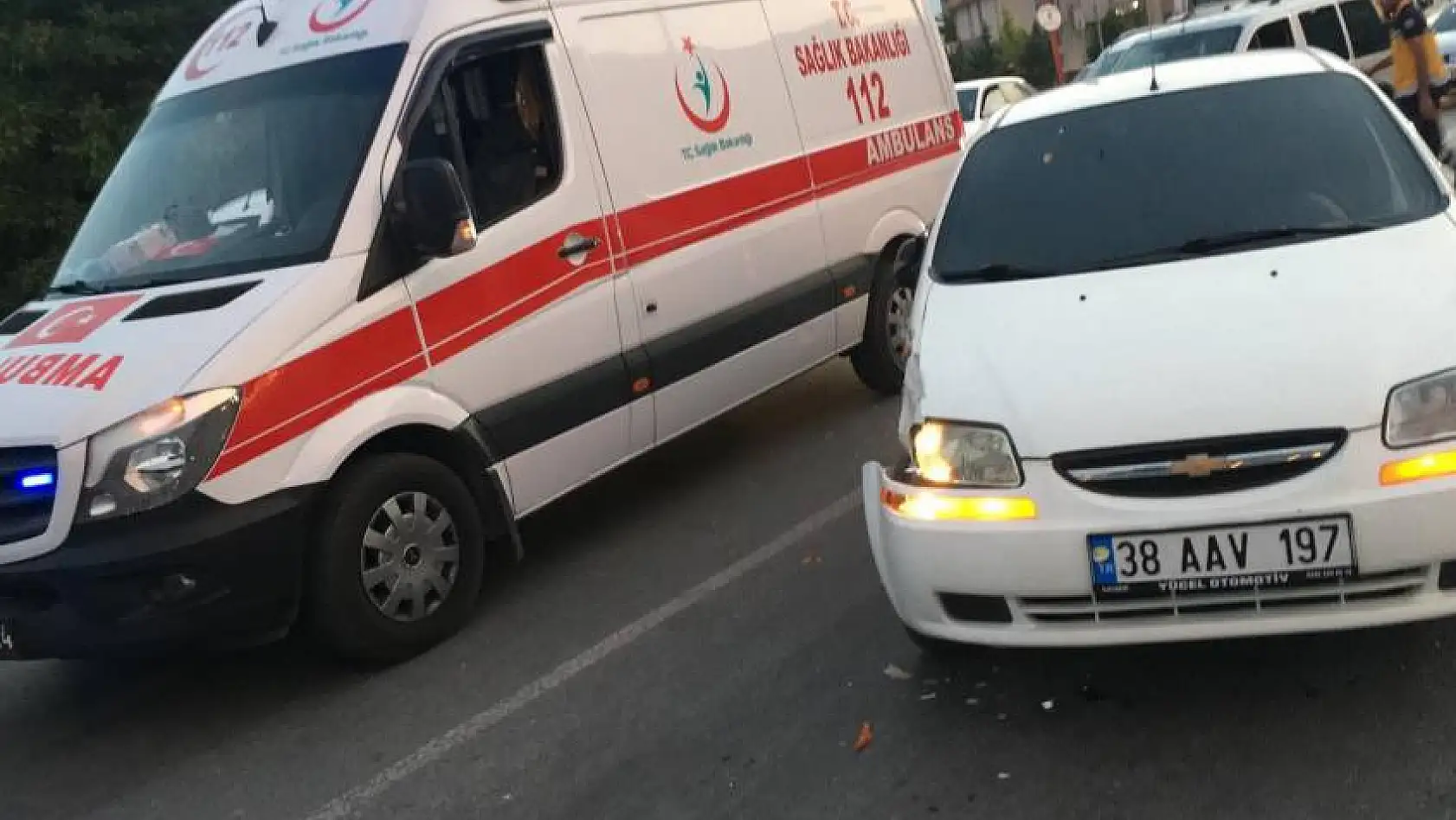 Direksiyon hakimiyeti kaybolan araç ambulansa çarptı