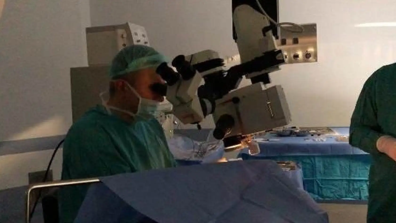 Doç.Dr. Sertan Göktaş  Kayseri'de ilk kez göz tansiyonunu dikişsiz ameliyatla tedavi etti
