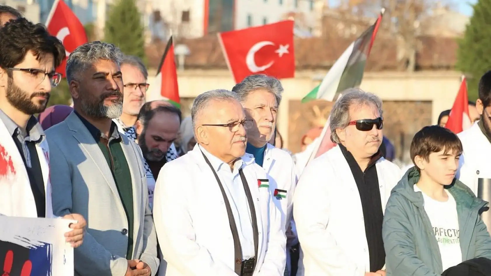 Doktorlar ve sağlık çalışanları İsrail'i protesto etti