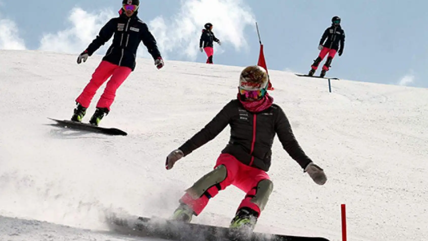 Dünyanın en iyi snowboardcuları Erciyes'in pistlerine çıktı
