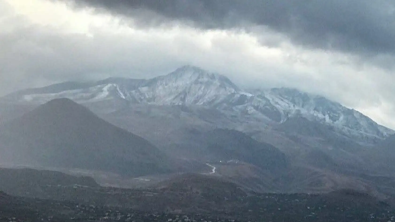 Erciyes Dağı'na karı yağdı
