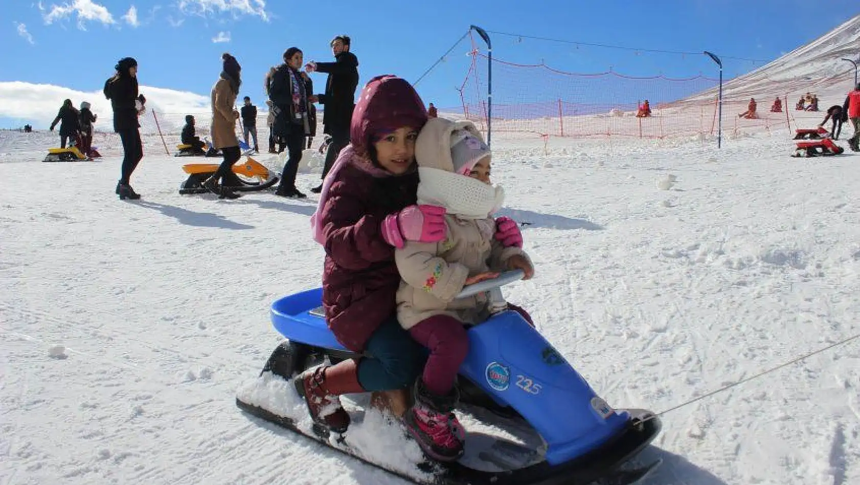 Erciyes'te sezon açıldı, kayak severler akın etti