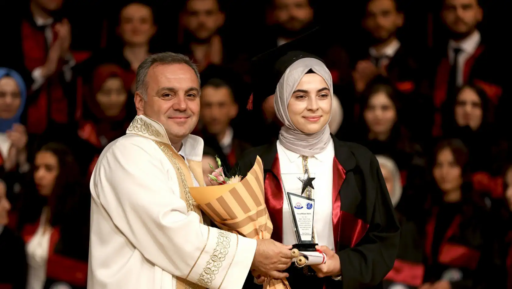 Erciyes Üniversitesi Eczacılık Fakültesi yeni mezunlarını verdi