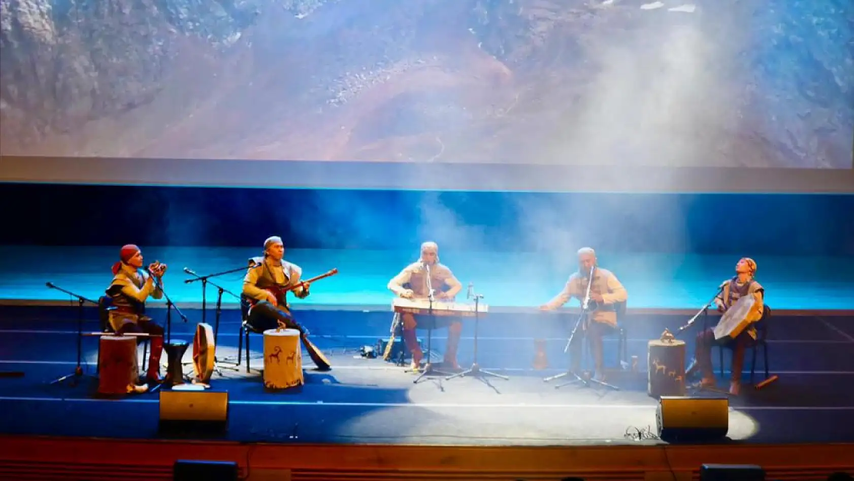 Erciyes Üniversitesinde canlı performans... Türk dünyasının sevilen müzikleri