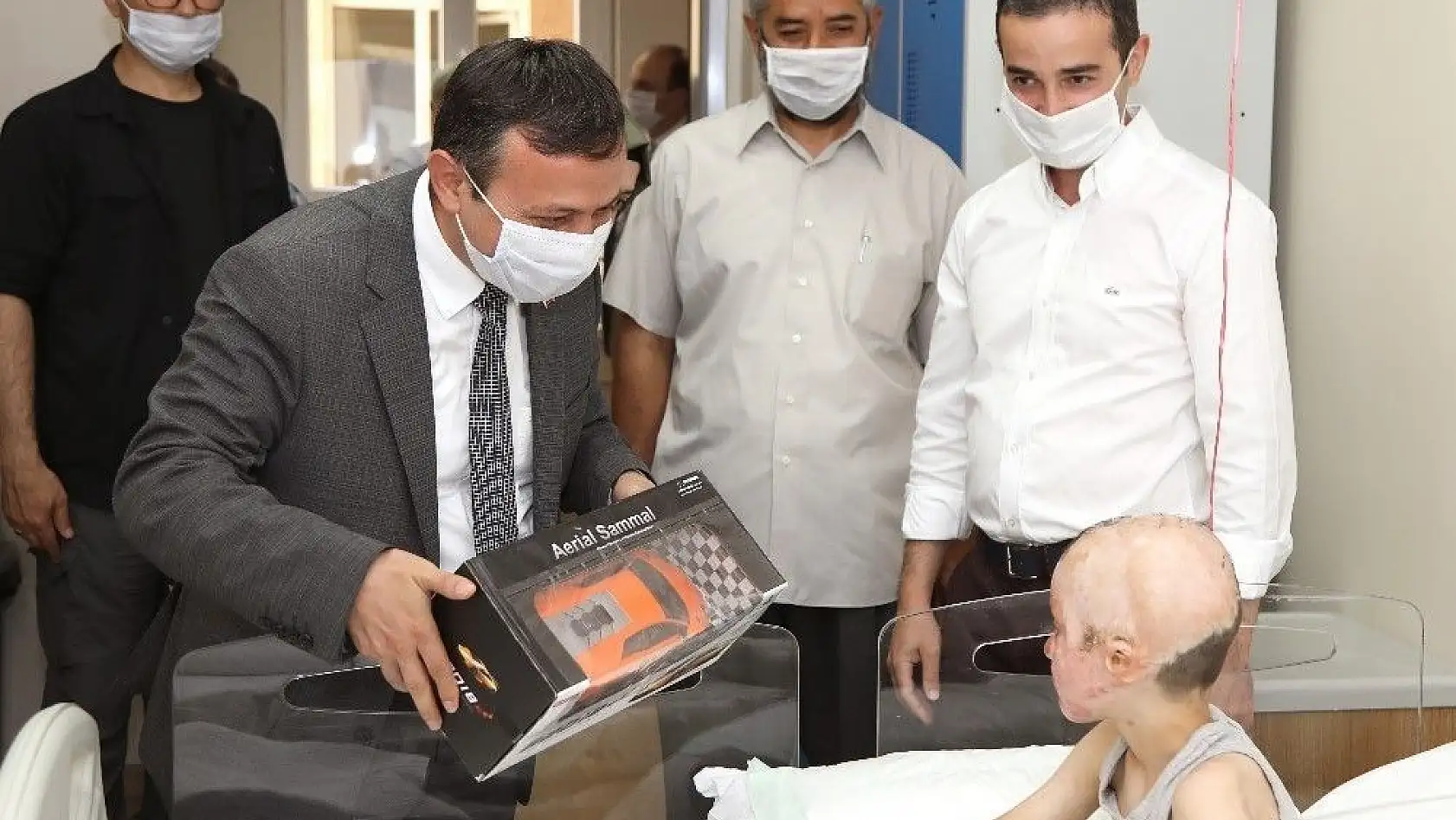 ERÜ Rektörü Çalış, Savaş Mağduru Küçük Halid'i Hastanede Ziyaret Etti