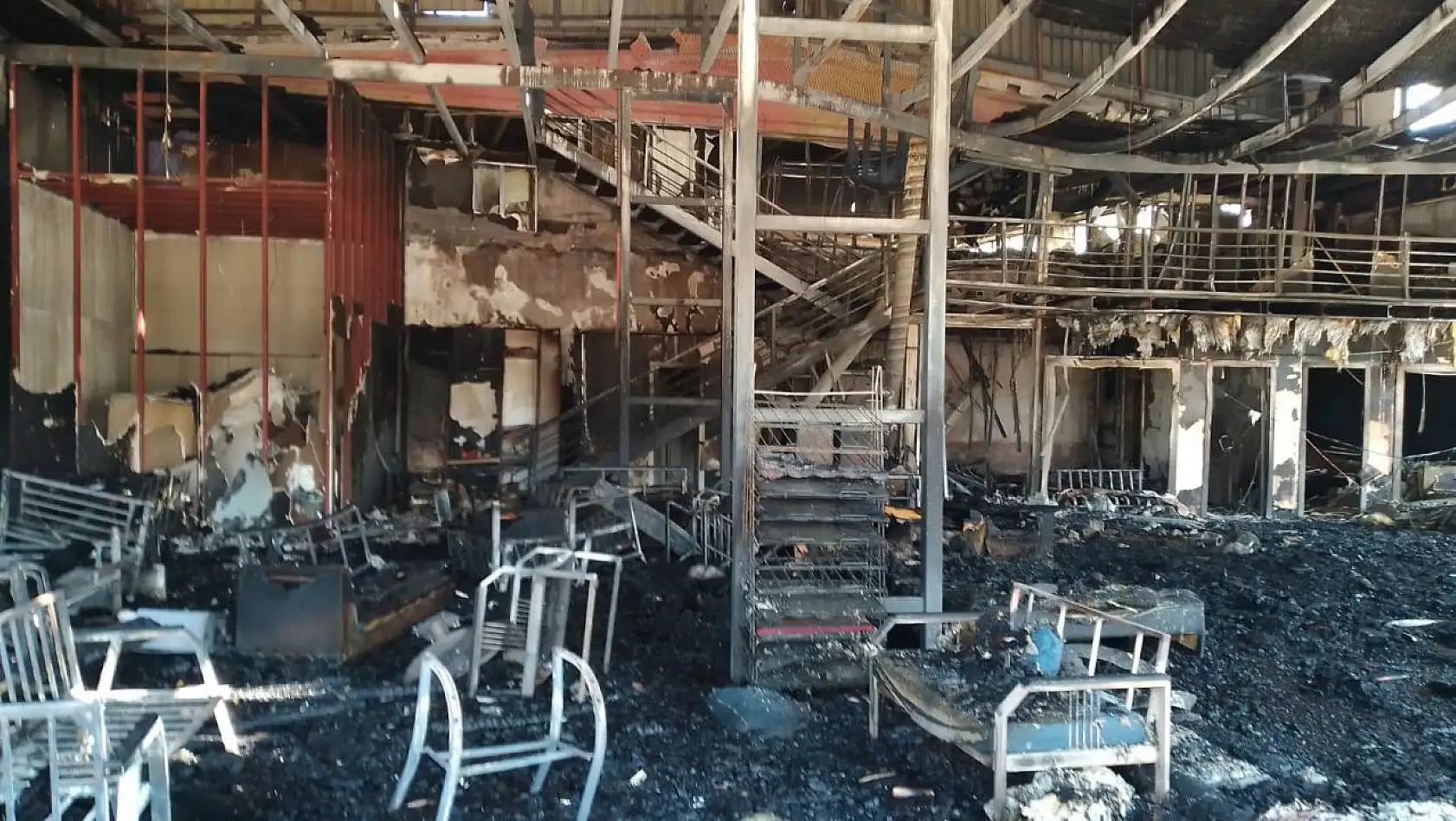 Fabrika yangınındaki hasarın boyutu gün ağarınca ortaya çıktı
