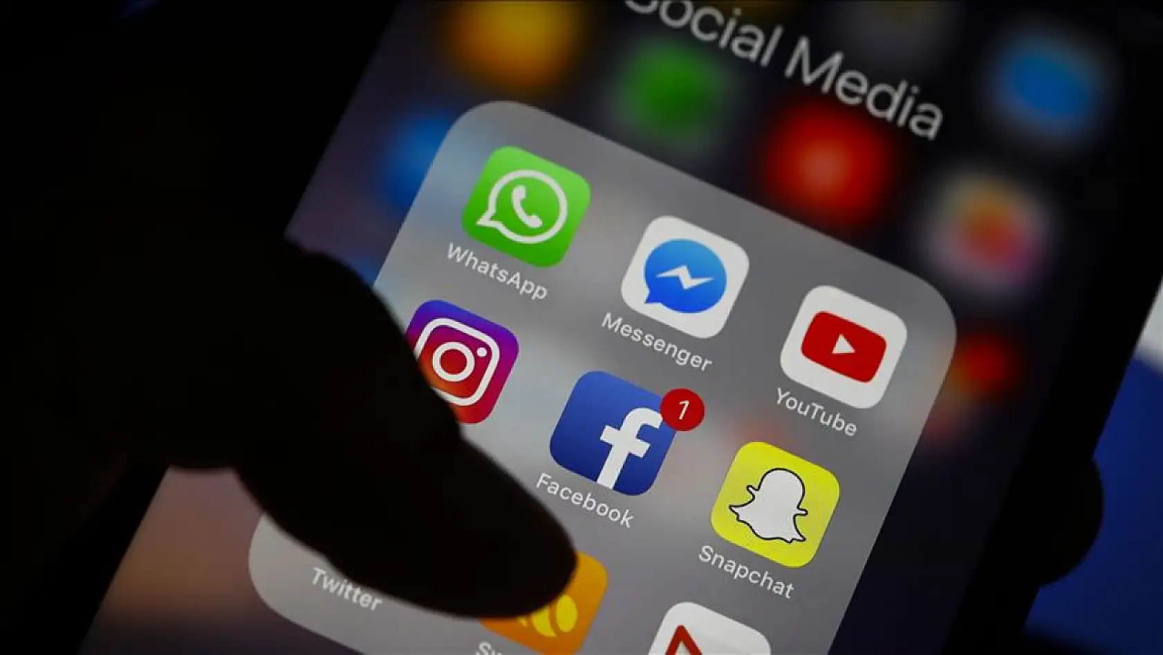 Facebook, İntagram çöktü mü? Sosyal medyaya girilemiyor