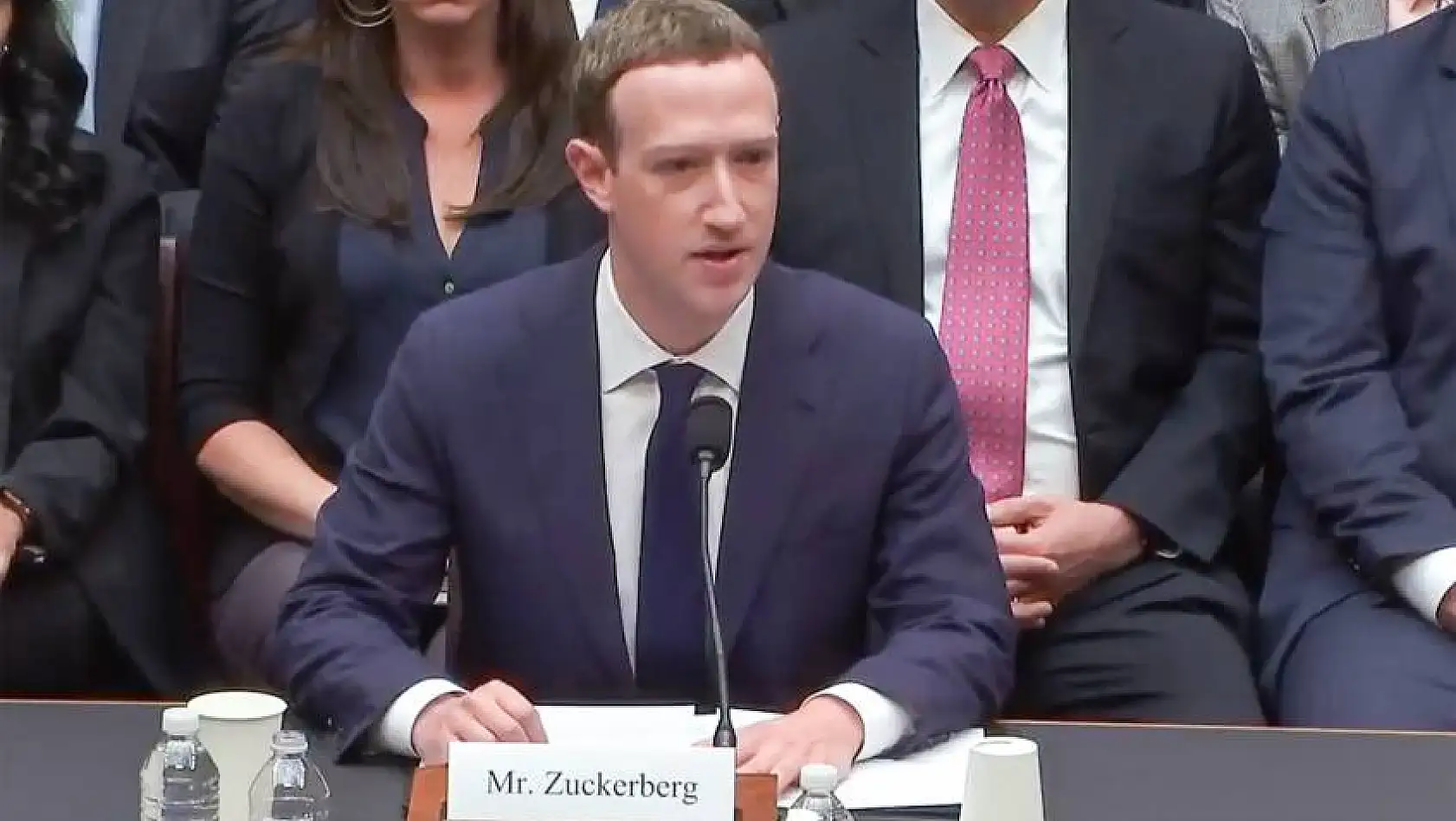 Facebook'un CEO'su Mark Zuckerberg 5 saat ifade verdi 