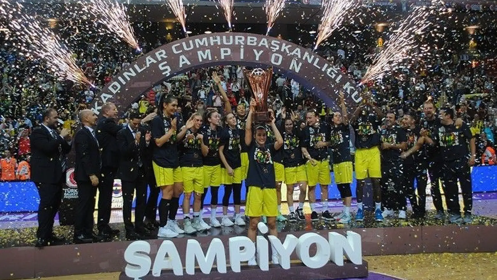 Fenerbahçeli Tuğçe Canıtez: 'Kupayı kazanmak mutlu etti'
