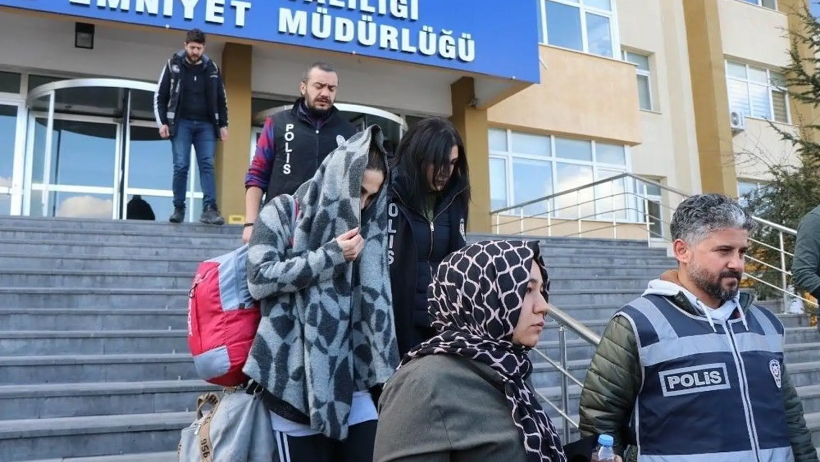 FETÖ operasyonunda gözaltına alınan 7 kişi Sivas'a gönderildi