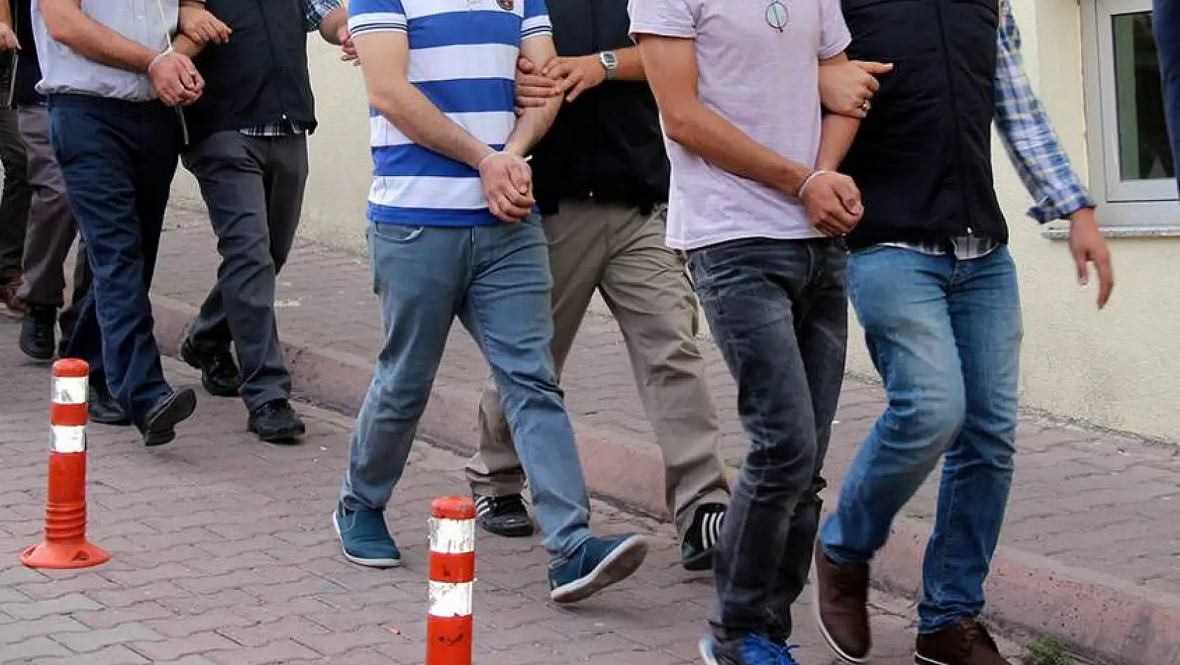 FETÖ/PDY'den gözaltına alınan 16 kişi adliyeye sevk edildi