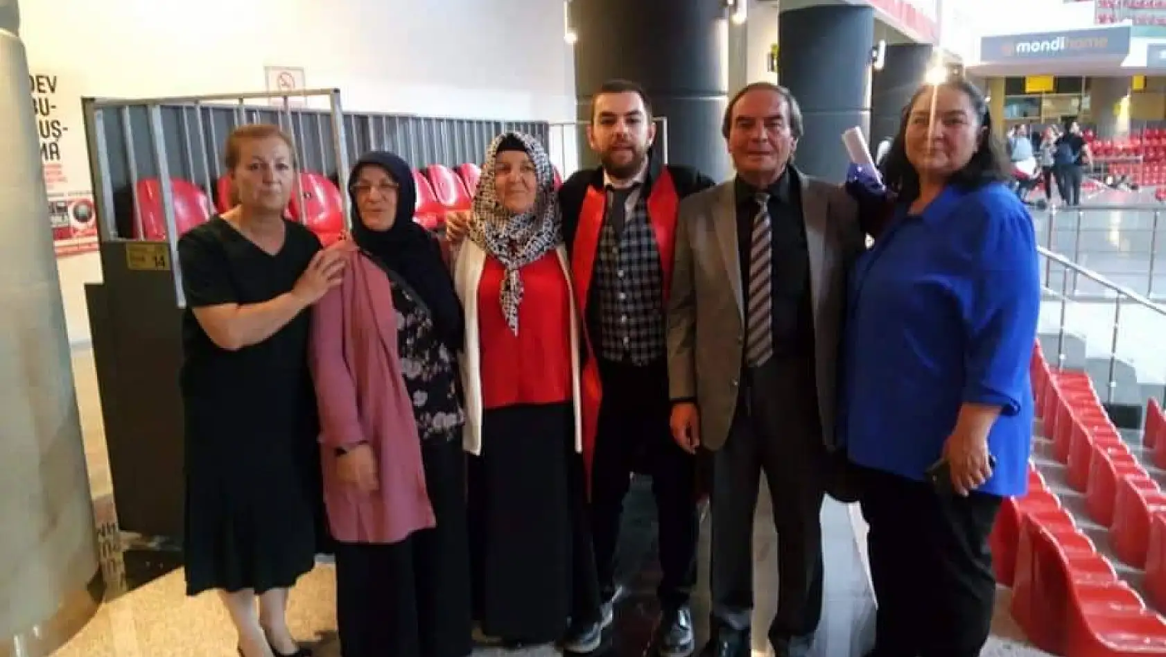 Gazeteci Ahmet Zorlu ve ailesinin mutlu günü