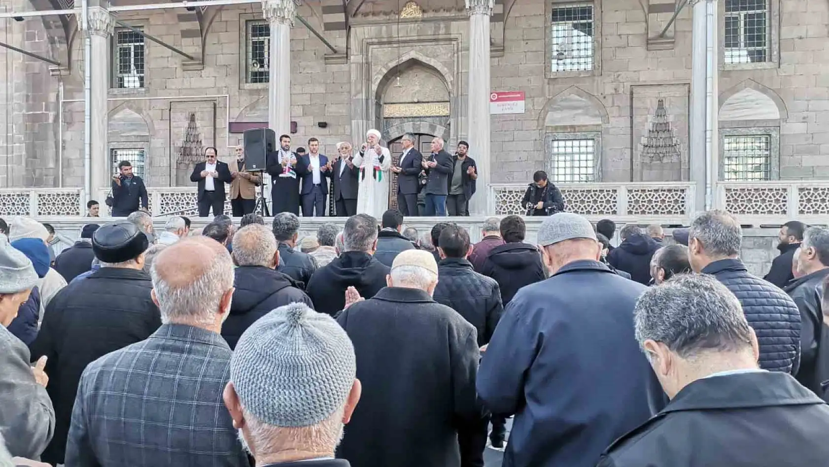 Gazze'de hayatını kaybedenler için gıyabi cenaze namazı kılındı