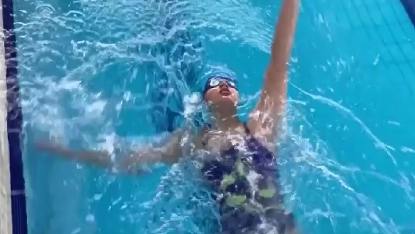 Görme engelli yüzücü Avrupa'da İstiklal Marşı okutmak istiyor!
