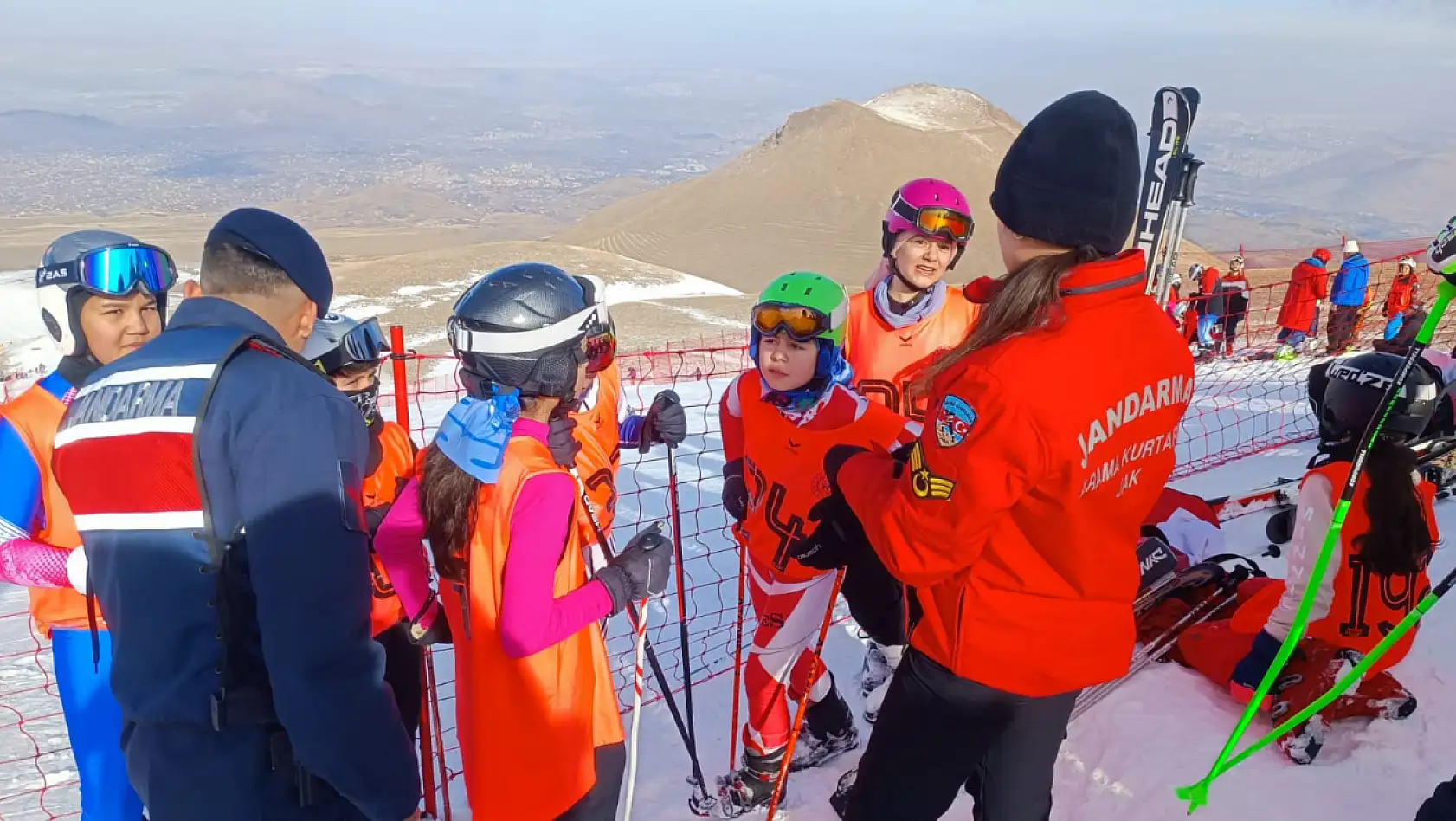 Hacılar Kapı'da kayak yarışları yapıldı