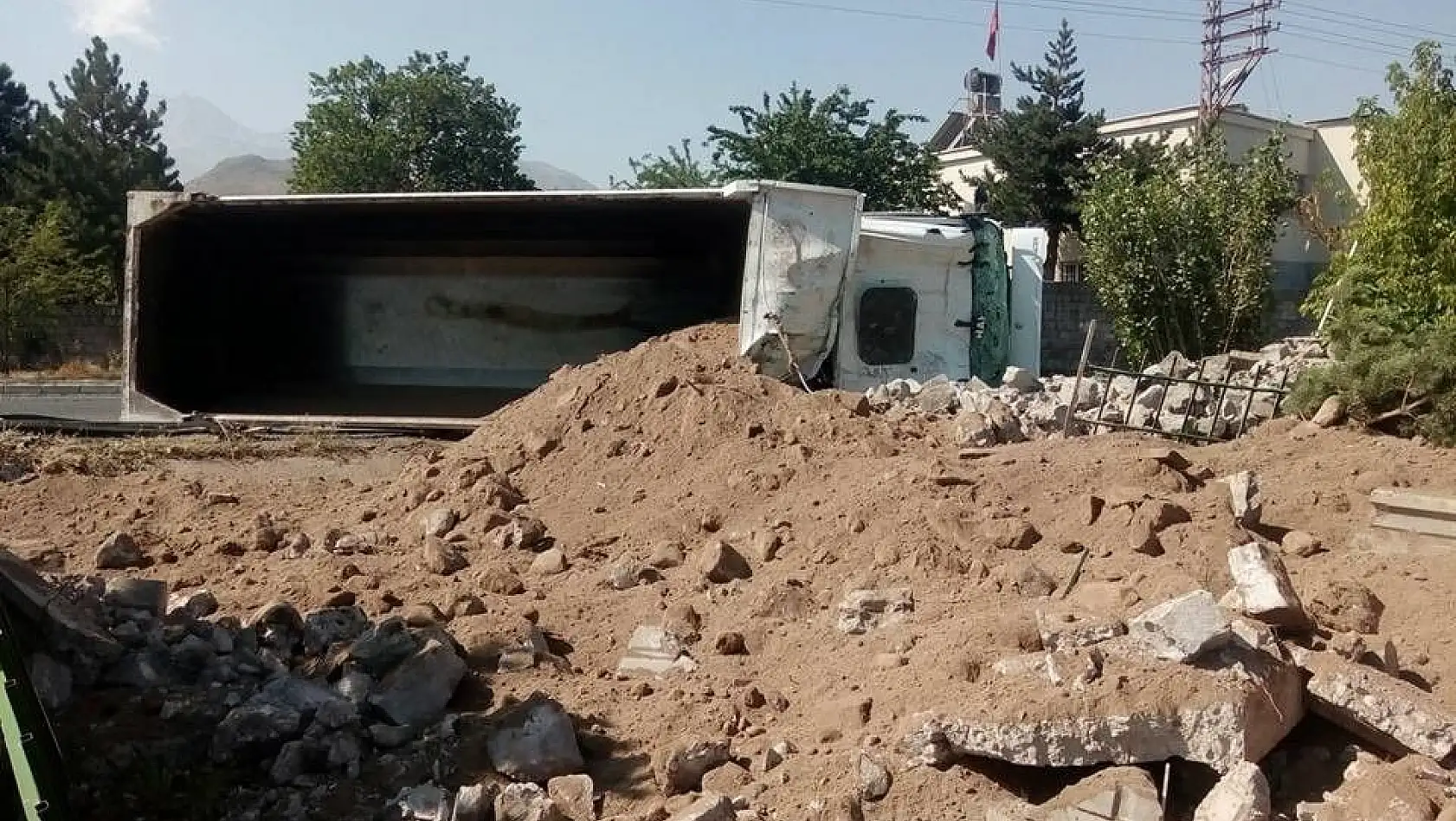 Devrilen Hafriyat kamyon şoförü hayatını kaybetti