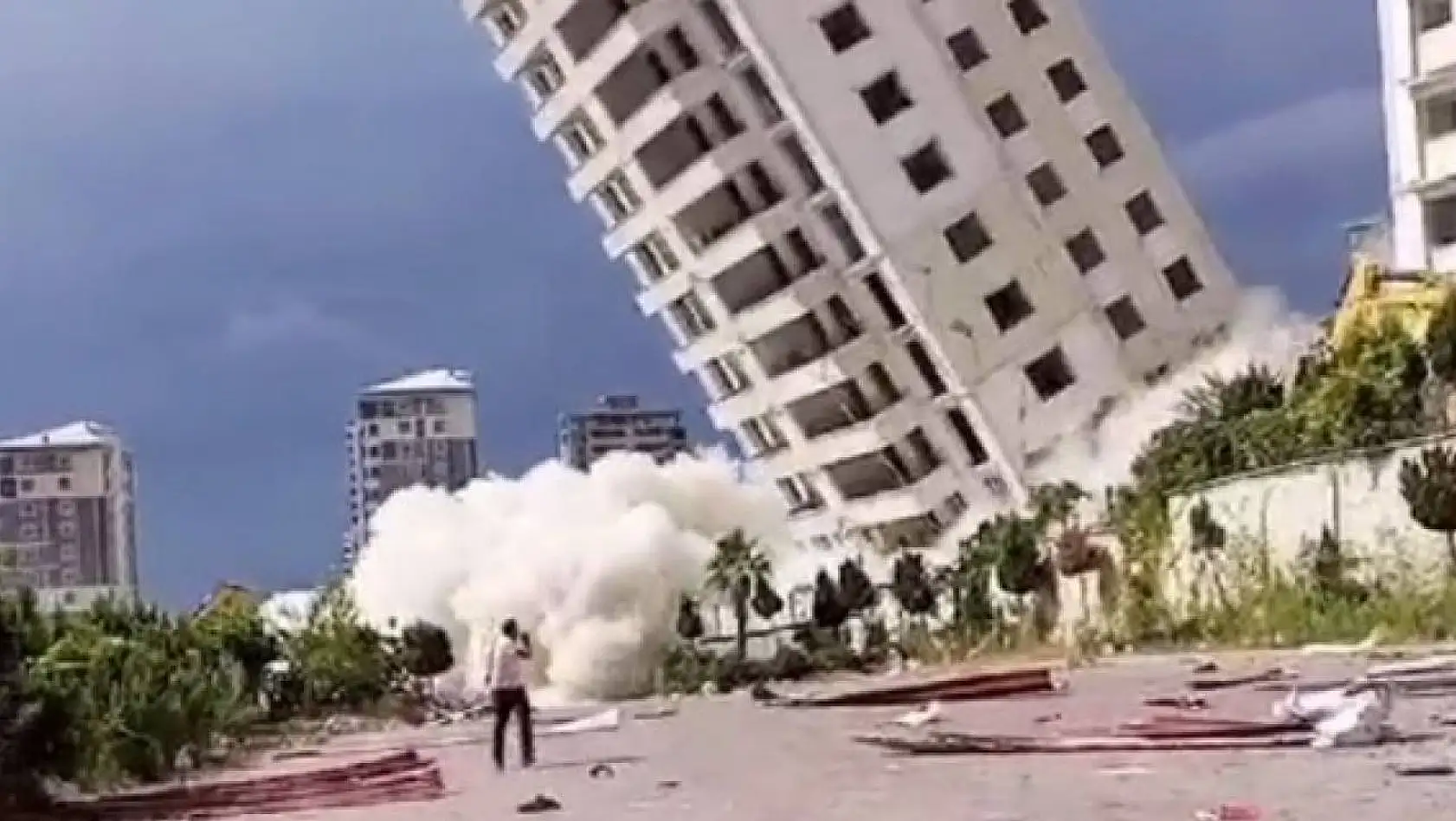 Hasarlı binanın yıkım sırasında çöktüğü anlar kamerada